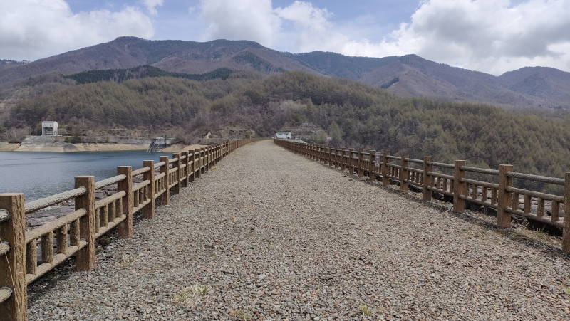 上日川ダムの遊歩道